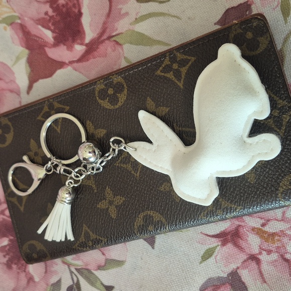 Elegant White Bunny Keychain Accessory - Picture 3 of 7